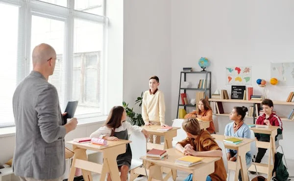 teachers-with-his-class-working-on-student-behaviour