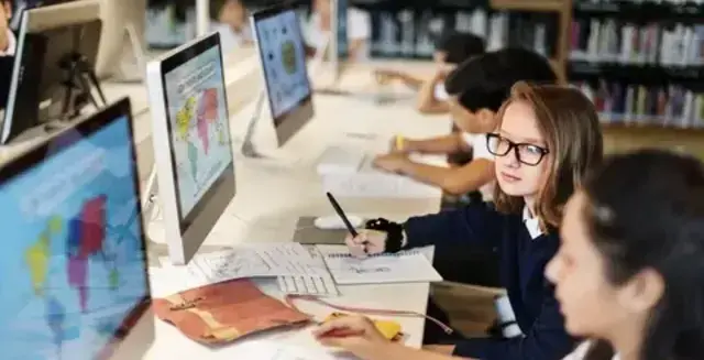 students using computer 